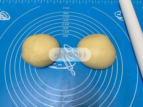 將發酵好的麵團分成兩等份蓋上濕布鬆弛10-15分鐘。