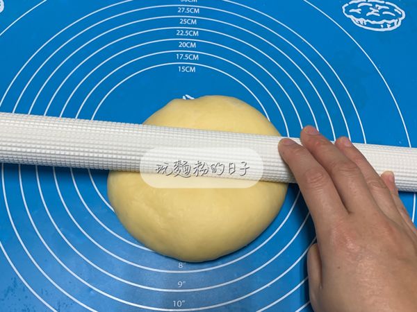 把鬆弛好的麵團桿開排氣後再滾圓。