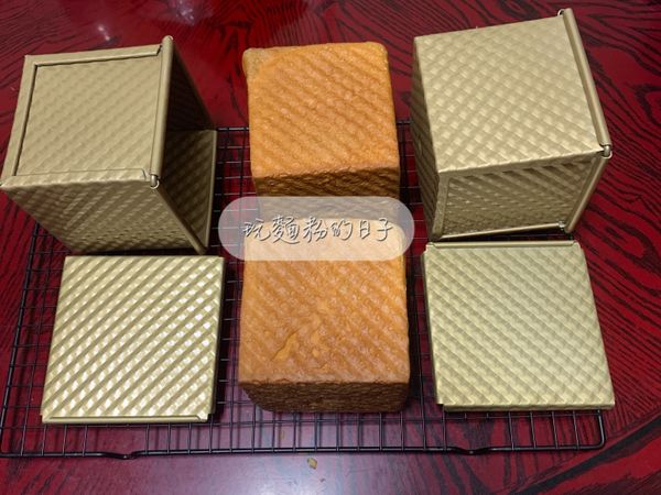 出爐後再桌面震ㄧ下，立刻脫模移至冷卻架上放涼。