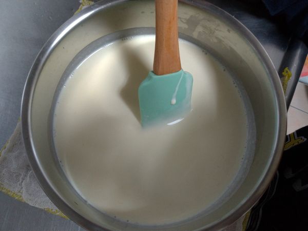 牛奶300g加糖30g,加熱60∼70度，加入軟化吉力丁，需擰乾，攪拌後加鮮奶油200g,攪拌後過濾，放置容器