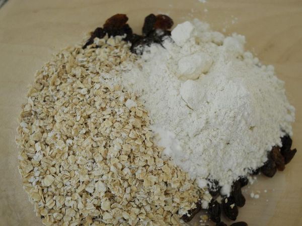 先將燕麥片，麵粉，葡萄乾，蘇打粉，鹽拌勻備用