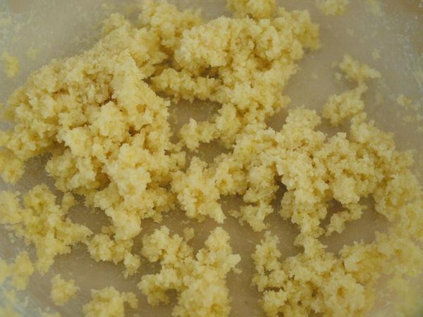 用電動打蛋器打發奶油至軟身，乳霜狀，下糖拌勻