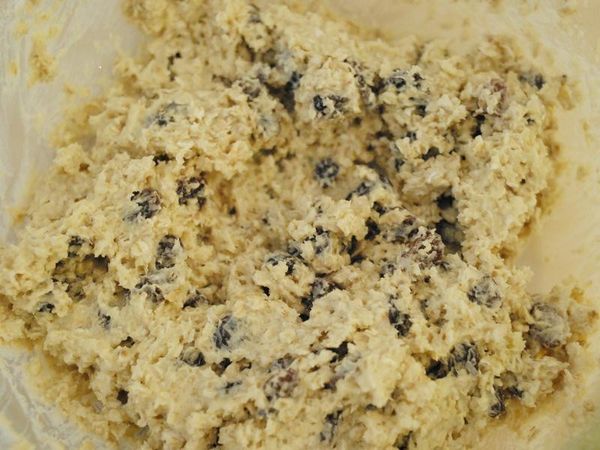 下蛋，拌勻，再下步驟一的乾材料，徹底拌勻