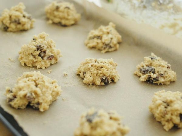 用湯匙挖出麵團，放在烘焙紙上，輕輕壓一壓 (*要隔有空間，因餅乾會發大)