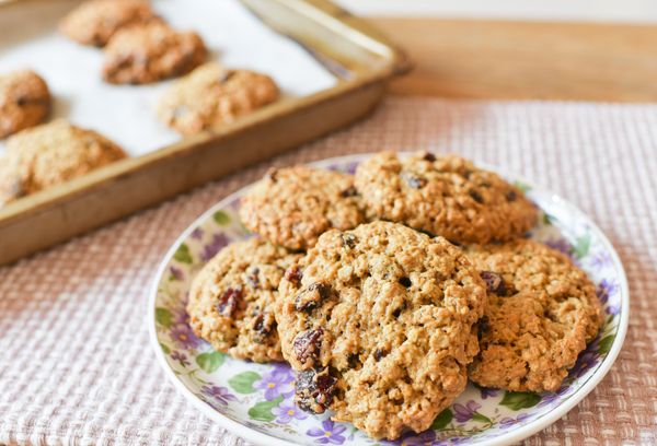 入已預熱烤箱180度C， 烤約12至15分鐘即成，烤好後，讓餅乾在烤盤上待涼十分鐘