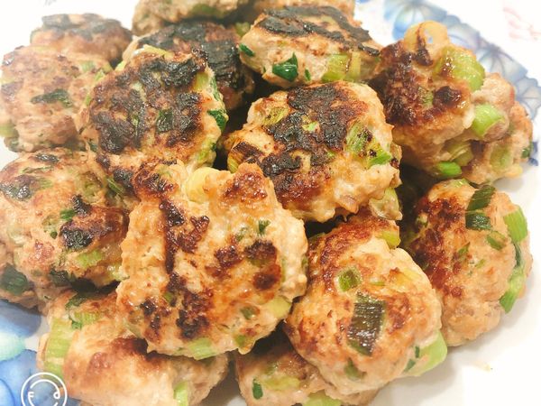 平底鍋加熱，加入適量的油，用湯匙挖起鯊魚餅捏成球狀，入油鍋後用鏟子稍壓平
煎至兩面金黃即可