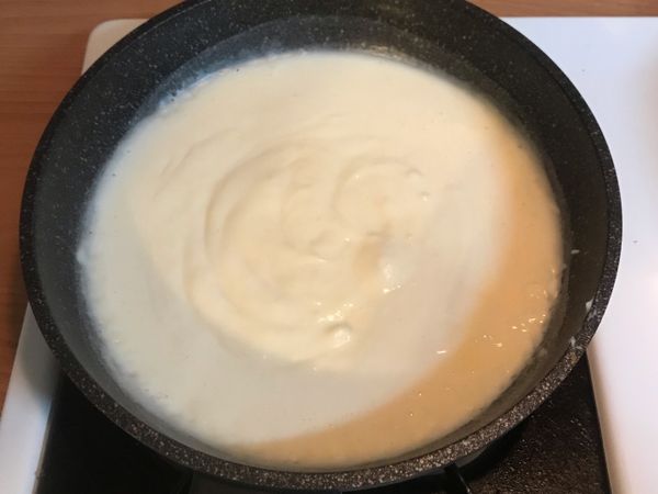 準備白醬
1.鍋子小火放入無鹽奶油，待奶油完全溶為液體
2.放入麵粉做拌炒，直到看不見粉狀，炒好後熄火
3.倒入牛奶持續攪拌，直到沒有看到麵糰結塊，才開中小火煮滾(此時仍要不停的攪拌)，直到白醬呈現凝固狀即完成