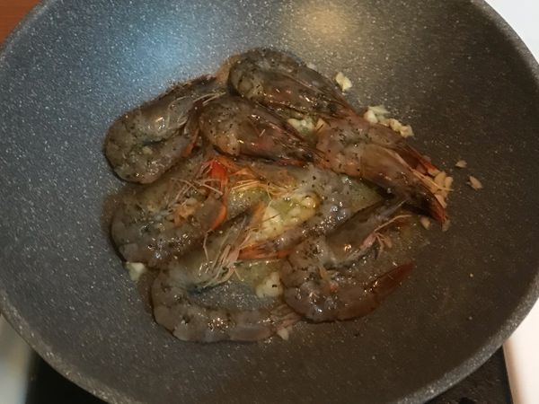 起鍋放入2大匙橄欖油，冷油小火爆香蒜頭後，放入步驟1醃漬好的蝦子入煎，待蝦子全熟後撈起備用