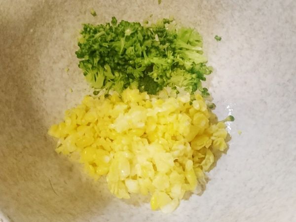 1.將一節玉米及2根花椰菜燙熟後切碎（花椰菜燙10秒左右就好）