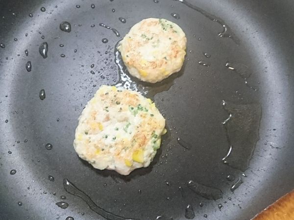 雞肉和其他配菜的比例隨性，我是玉米比例較高，玉米香甜小小孩比較賞臉，香煎後最後再淋上漢堡排微煎就很好吃囉！（記得要小火+蓋點鍋蓋，仔細將肉排2邊慢慢煎才會漂亮哦🤗）