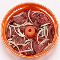 在碗裡放入1 與調配醬料，拌匀後放入料理盤︒