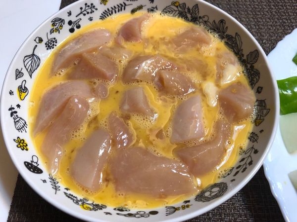 雞肉切丁，用雞肉醃料去抓醃雞肉，蛋液會讓雞胸肉軟嫩