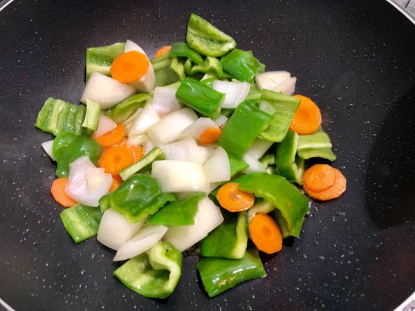 青椒、洋蔥、紅蘿蔔過油撈起備用