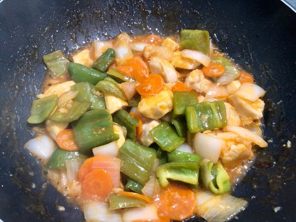 煎熟，將醬汁倒入續燒，再將蔬菜倒入續炒收汁
