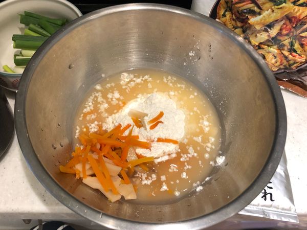 // 調理包麵糊 //
1、加入麵粉及蔬菜包（連同湯汁一起倒入）
2、拌勻