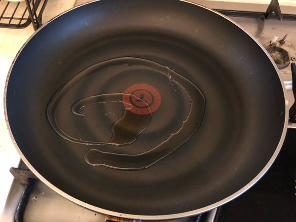 // 中小火下油熱鍋 //
1、葵花油7/芝麻油3