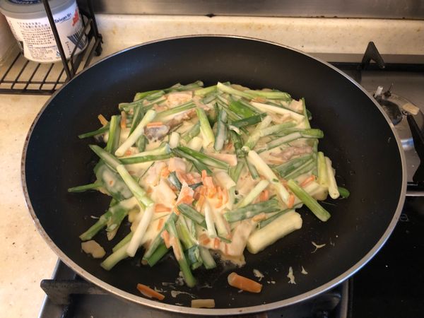 // 放入麵糊 //
1、倒入麵糊後推平
（若蔬菜少可做薄餅，若蔬菜多則為厚餅）