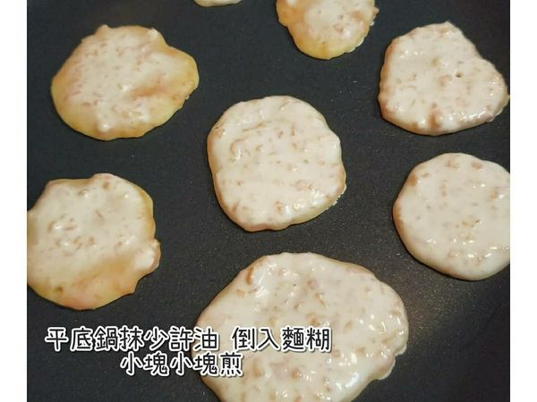 平底鍋摸薄薄油，火開小火，鍋子溫度要夠在倒入麵糊，煎起來才漂亮。﻿