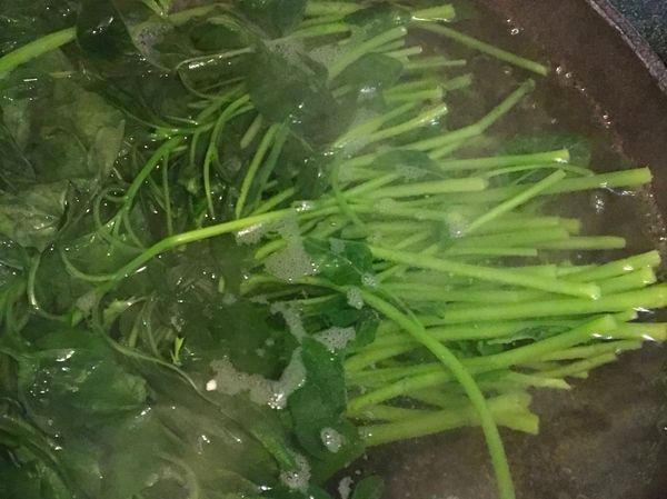 大煲滾水白烚，底翻至面，2分鐘，過冷河