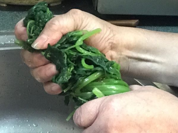 扭毛巾咁扭乾瀝水備用