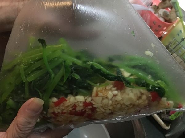備保鮮袋將蒜粒辣椒粒放入，再放入麻油1湯匙
，魚露1湯匙，糖2茶日匙，少許豉油。
吹少少氣入保鮮袋另其漲起再搖勻，入雪框直至食用