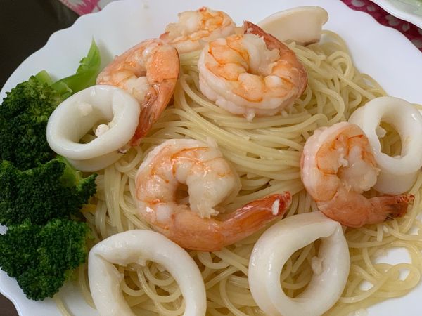 放入天使麵拌勻，擺盤即可上桌。
（若拌炒時太乾，可加入適量煮麵水）