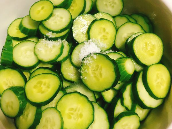 小黃瓜切薄片，加半匙鹽，抓醃後，靜置30分鐘