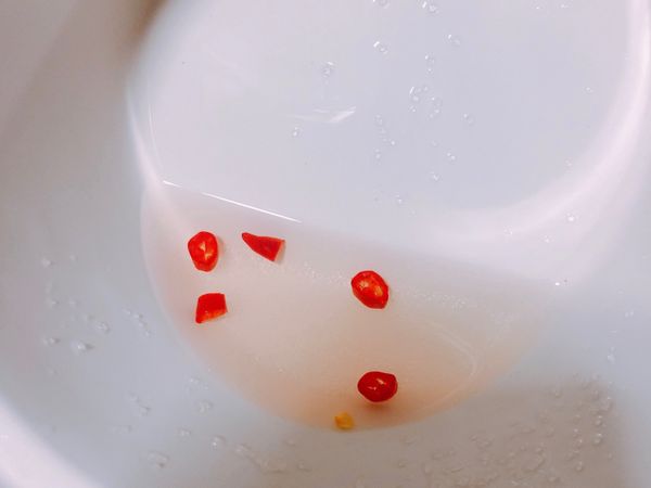 取一容器，加入4匙醋、兩匙糖及辣椒拌勻（喜歡甜一點或酸一點，都可以自我調整喔）