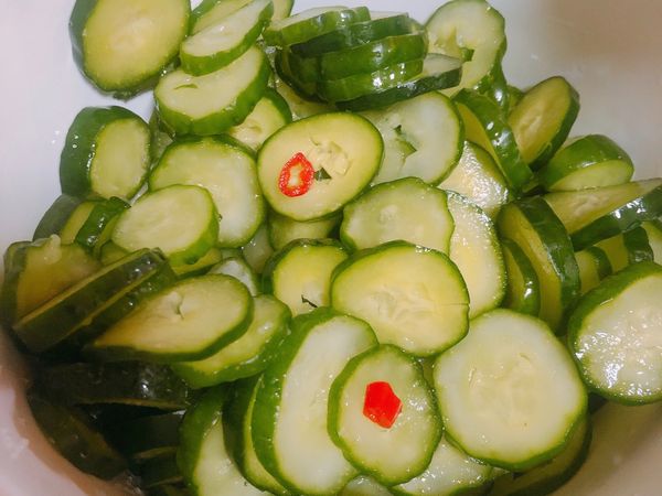 將小黃瓜跟醬汁拌勻