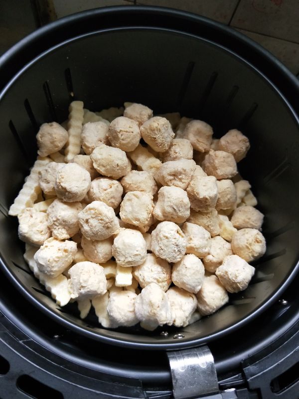 市售薯條鋪底，雞球放在上面