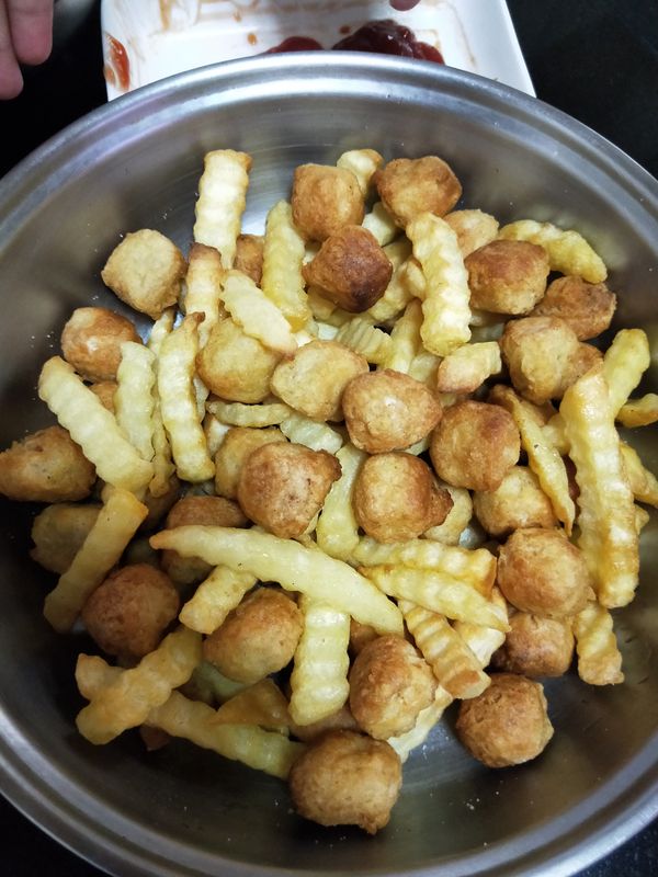 美味出爐
看是沾椒鹽還是番茄醬都很對味