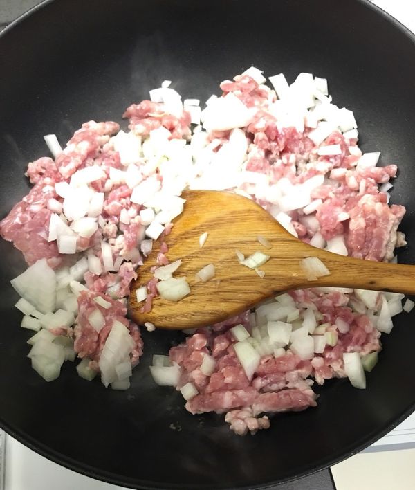 洋蔥切碎與絞肉一起拌炒至洋蔥軟爛，肉有香氣。