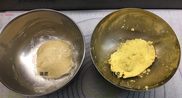 將油皮酥皮個分成15小份，將油酥包入油皮並蓋上保鮮膜防止水分蒸發。