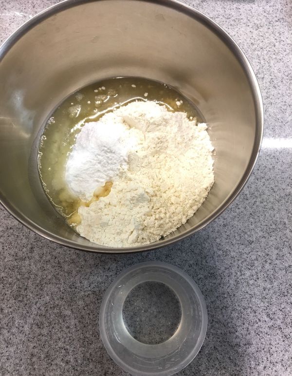 將油才材料混合揉至表面略光滑蓋上保鮮膜，鬆弛約20分鐘備用。