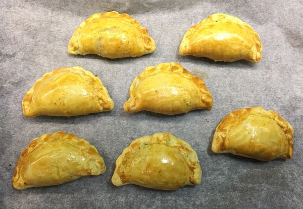 將餡料包入並以逆時鐘方向摺出邊緣的波浪狀，並刷上蛋液以200度烤17-18分鐘。