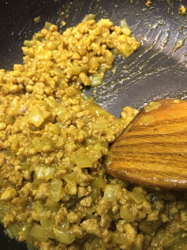 加入咖哩粉、鹽、糖調味，並加入麵粉讓餡料成糰。