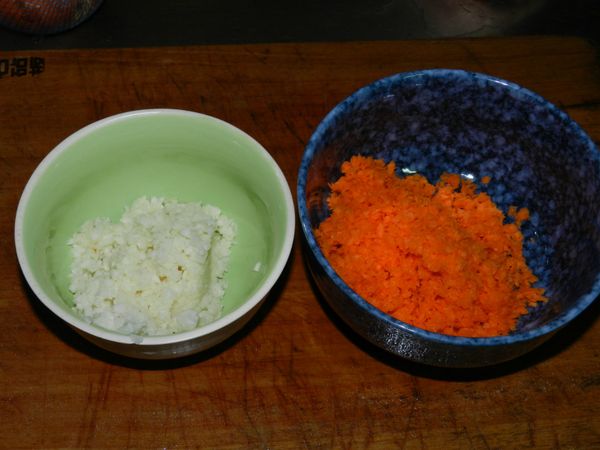 胡蘿蔔和荸薺切成細丁。