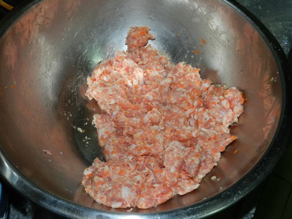 絞肉、胡蘿蔔、荸薺拌勻，加入鹽、醬油、糖、五香粉後，揉合再伴勻，此時稍出一點力"按摩"一下，會比較Q