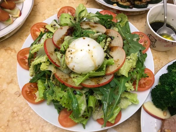 蔬菜也可以這麼搭配：蘿蔓、芝麻葉、大蕃茄、紐西蘭貴妃香梨，醬汁一様。
ps：蘿蔓和芝麻葉先冰鎮過較清脆好吃。