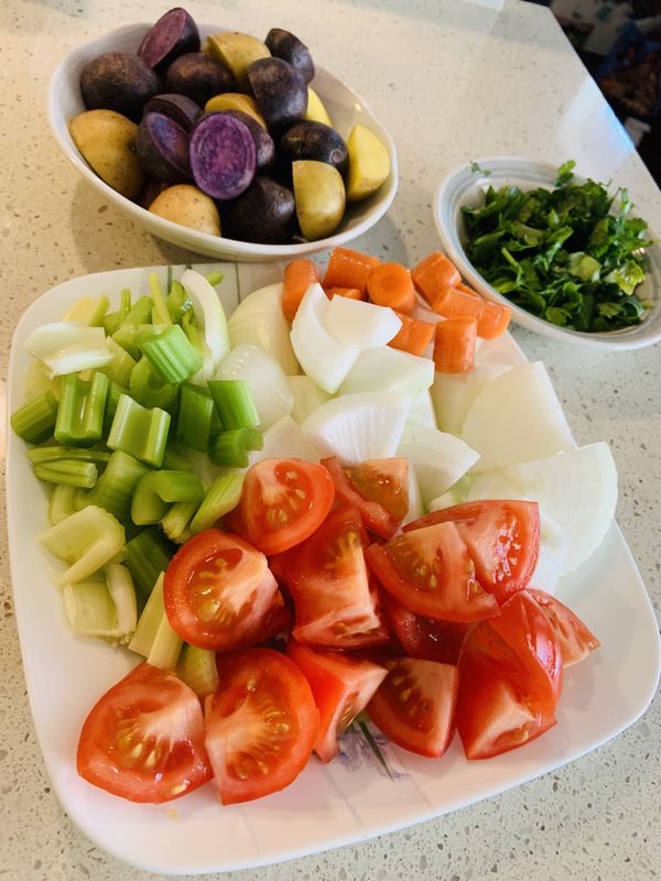 所有的蔬菜切塊(記得不要太小喔）