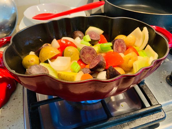 將洋蔥和其他蔬菜都炒一炒！