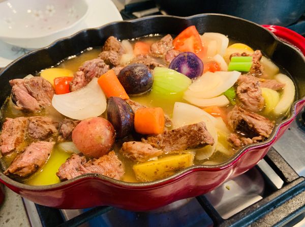 放入已煎好的牛肉及適量的水。