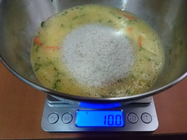 2顆蛋加入小黃瓜和紅蘿蔔後拌勻後，再加入洋車前子粉5~10克拌勻。
注意1:加入洋車前子粉後要儘快下鍋煎，所以在加入前就要備好煎鍋和熱油
注意2:加5克的粉，會軟嫰但是比較難煎成餅 (易變成炒蛋)，加10克的粉會像以下的照片易成餅，但是比較紮實、不軟。