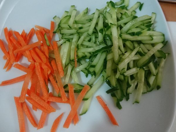 小黃瓜半根切絲，或挫籤。紅蘿蔔只是配色，不要太多，一樣切絲。