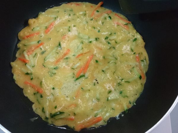 拌勻的蛋糊下鍋後鋪平，小火！從頭到尾都是小火。