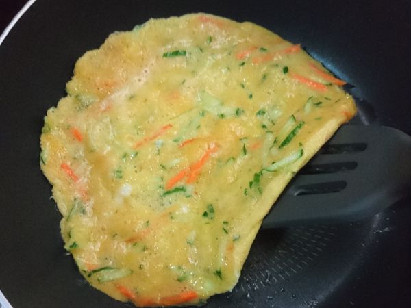 等到鍋子那一面成形後，準備捲起來