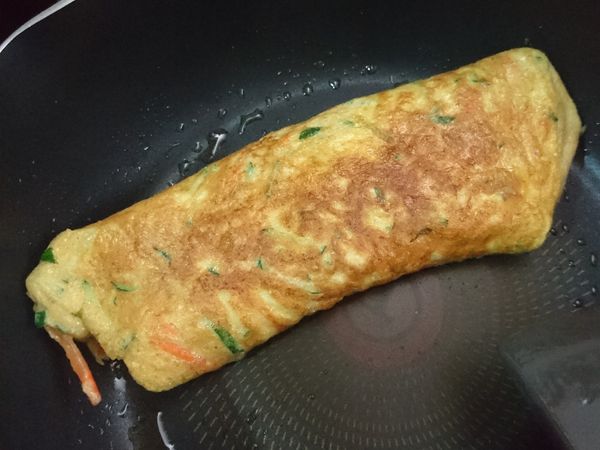 捲起來後，用鏟子輕輕擠壓，等到裡面再沒有糊狀的東西後，就可以起鍋了，不要焦掉了