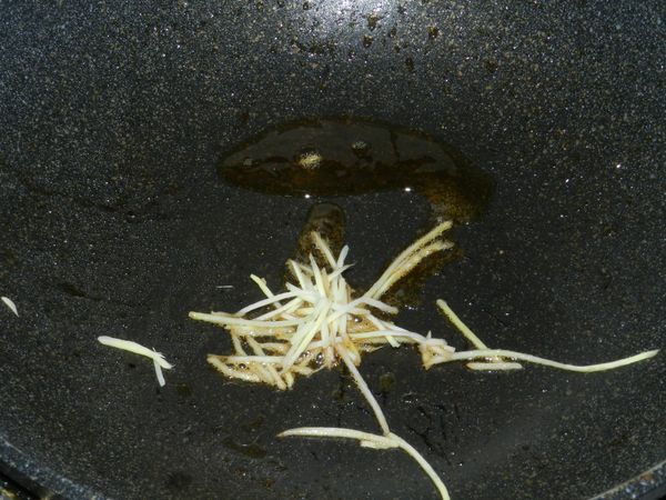 剩下的油加一大匙麻油爆香薑絲