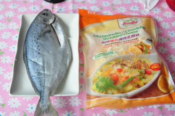蒸空包裝取出解凍稍微沖洗，在魚兩面輕劃數刀即可~另外準備乳酪絲
