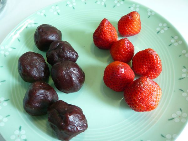 將草莓洗淨並將蒂頭切除、將紅豆泥分成7等份搓成球狀
